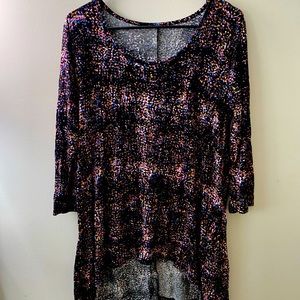 Cute shorter in the front longer in the back 3/4 sleeve shirt, size Large